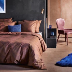 Damai Dekbedovertrek Atomy - Bio Satijn - 200x200/220 Cm - Brick Red -Woninginrichting Winkel 1000030614 0102