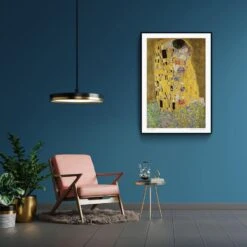 Walljar - Gustav Klimt - De Kus - Poster Met Lijst / 50 X 70 Cm -Woninginrichting Winkel 1000091300 0102